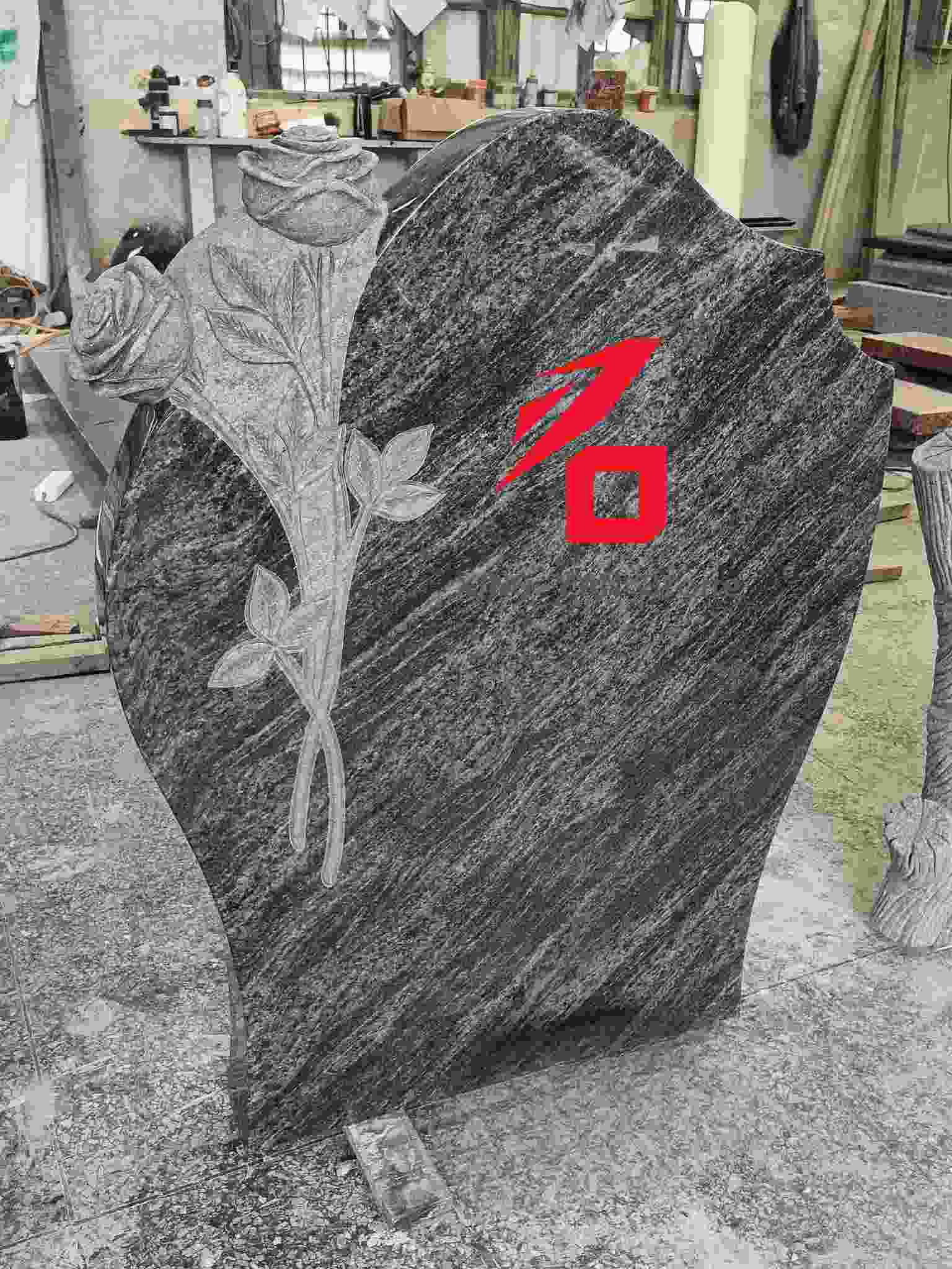 हृदय आकारको गुलाब मेमोरियल टम्बस्टोन