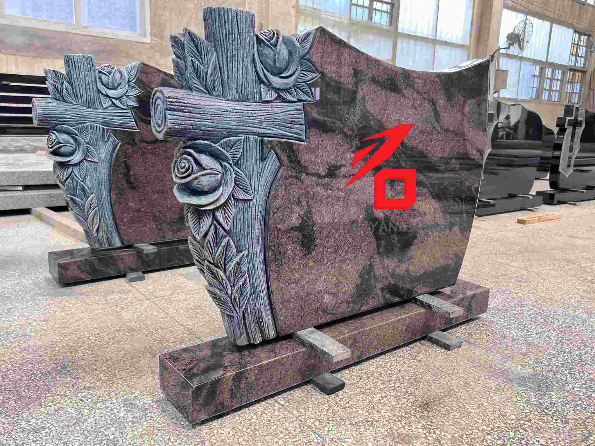 गुलाब र क्रस पैटर्न मेमोरियल टम्बस्टोन